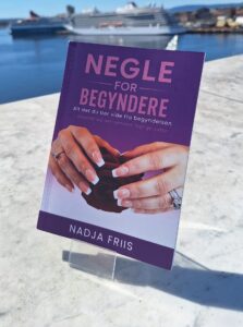 Bogen Negle for Begyndere fysisk udgave vist ved vandet